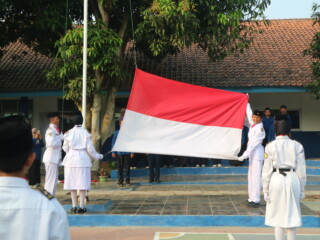 Khidmat dan Semangat Kebersamaan, SMP Negeri 1 Cariu Gelar Upacara HUT RI ke-81
