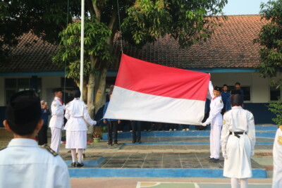 Khidmat dan Semangat Kebersamaan, SMP Negeri 1 Cariu Gelar Upacara HUT RI ke-81