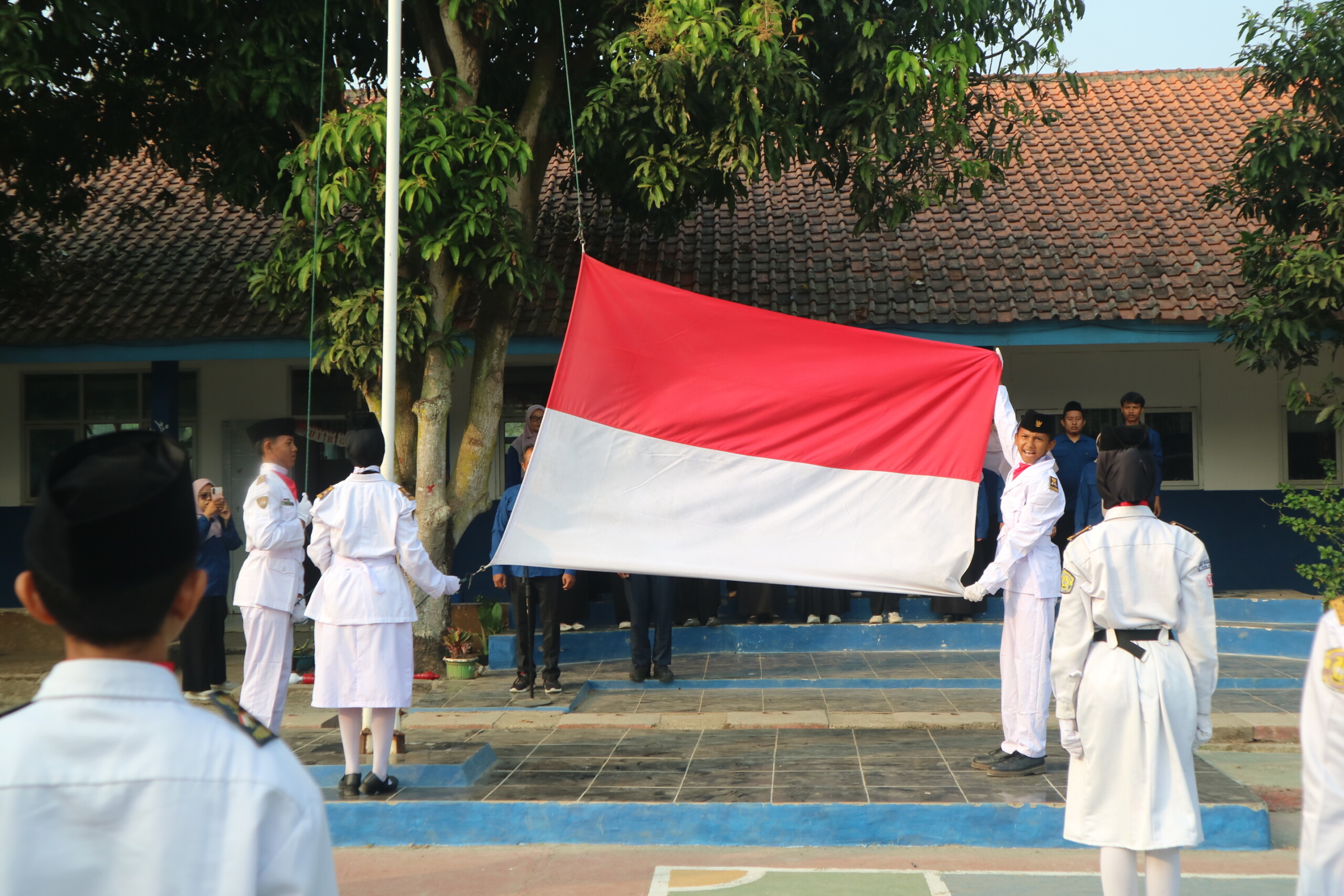 Khidmat dan Semangat Kebersamaan, SMP Negeri 1 Cariu Gelar Upacara HUT RI ke-81