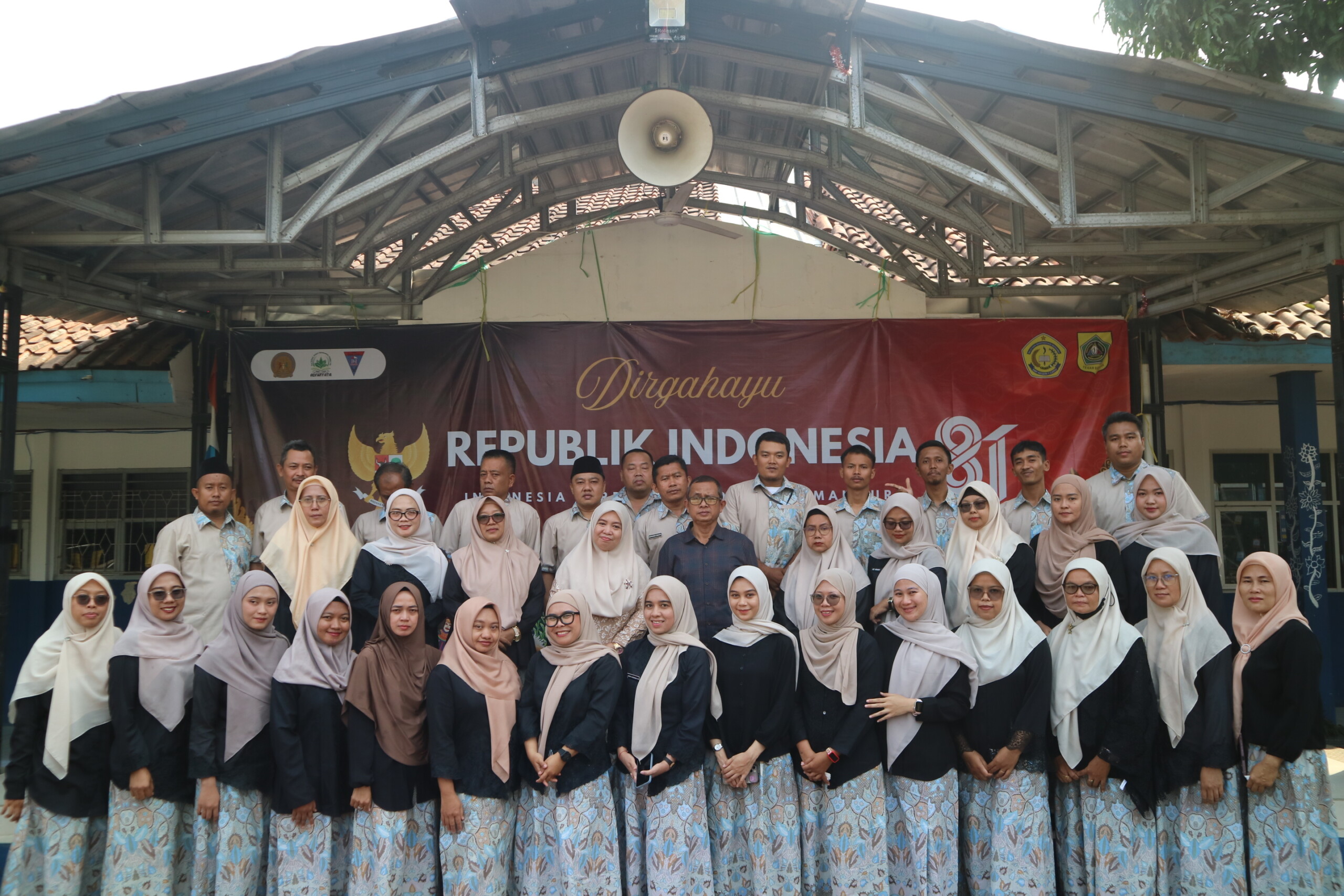 Momen Perpisahan Penuh Haru di SMP Negeri 1 Cariu: Purnabakti Bapak H. Tatang Sutisna, S.Pd.