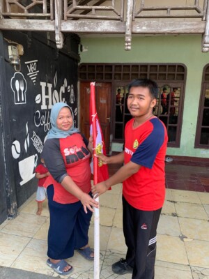 Satu Bendera, Sejuta Semangat: Murid SMP Negeri 1 Cariu Sambut HUT RI Bersama Warga