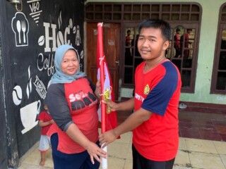 Satu Bendera, Sejuta Semangat: Murid SMP Negeri 1 Cariu Sambut HUT RI Bersama Warga