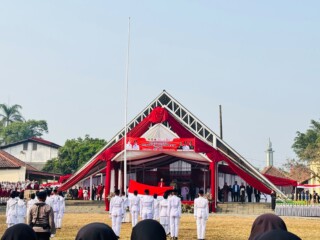 Semarak HUT RI ke-81 di Cariu: SMPN 1 Cariu Ikut Berpartisipasi dan Meriahkan Upacara di Lapangan Badak Putih