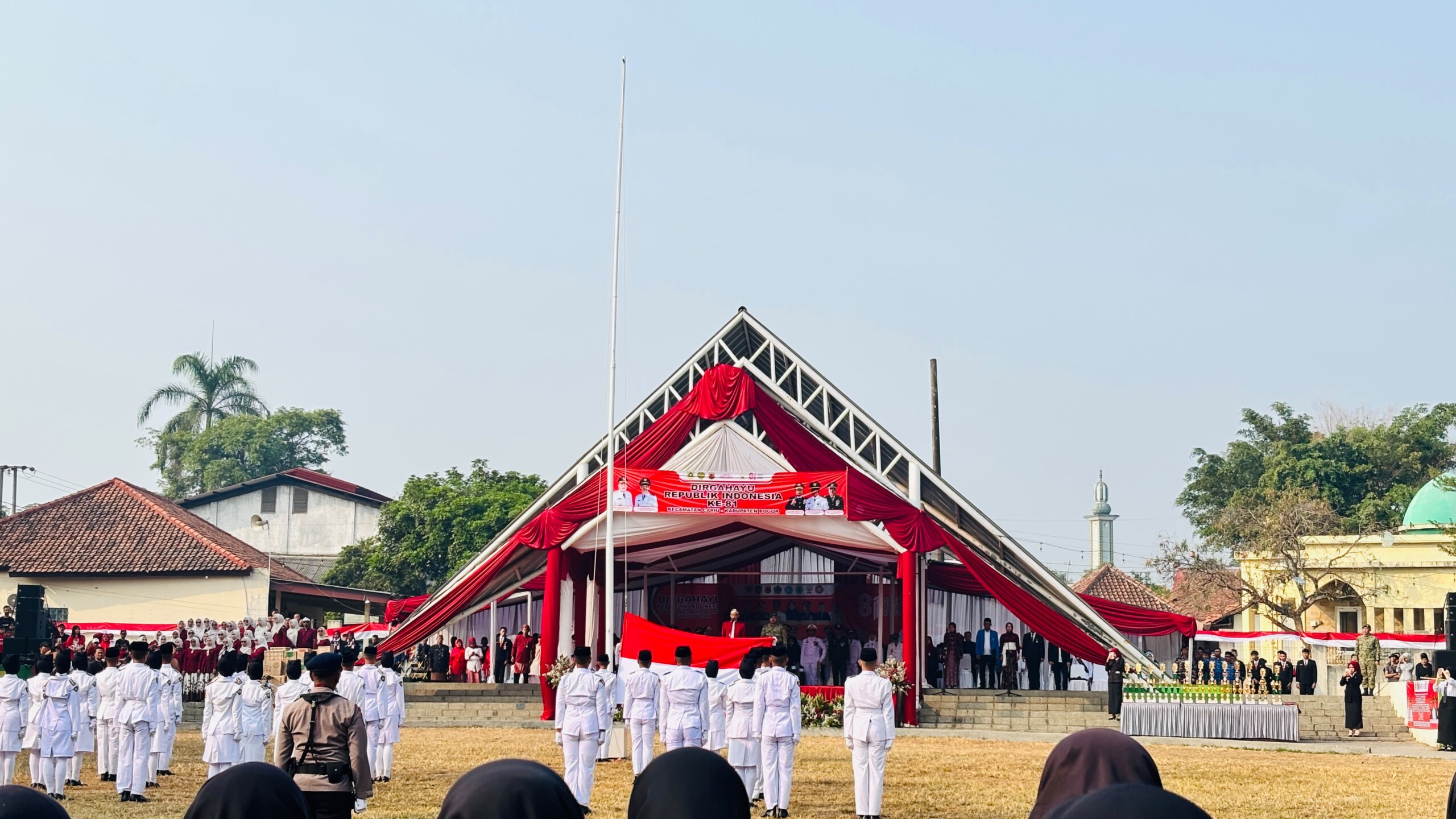 Semarak HUT RI ke-81 di Cariu: SMPN 1 Cariu Ikut Berpartisipasi dan Meriahkan Upacara di Lapangan Badak Putih